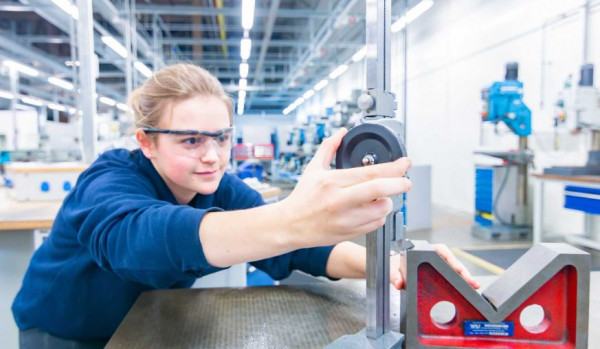 Applications open for BMW Group UK’s manufacturing apprenticeship scheme